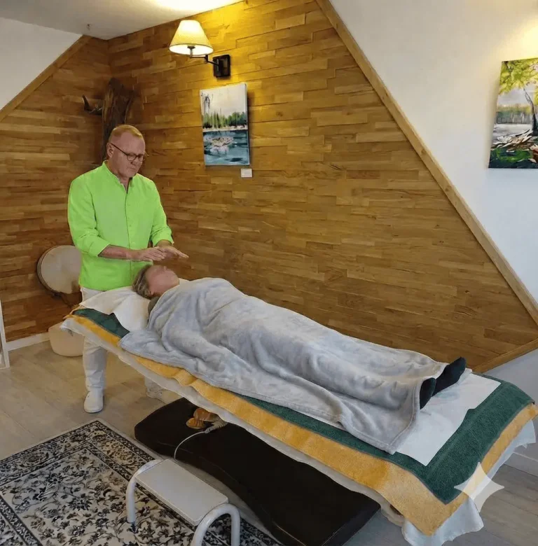 Marc Sourice en séance de magnétisme approfondie dans son cabinet à Oudon