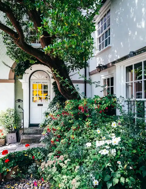Façade d'une maison familiale avec un jardin verdoyant et apaisé, suite à un rééquilibrage de géobiologie à Champtoceaux.