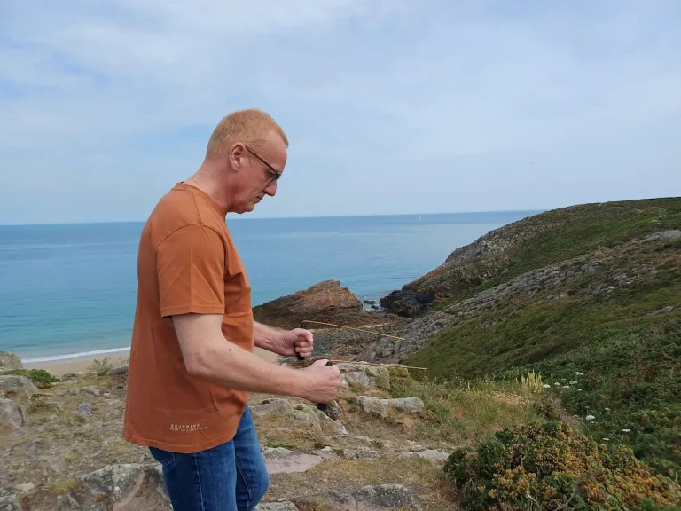 Marc Sourice, géobiologue à Oudon, utilisation des baguettes pour rechercher courants d'eau souterrains