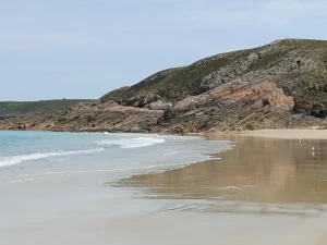 Côte rocheuse bretonne au bord de l'eau, ciel dégagé