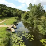 Vallée du Hâvre à Oudon, barques amarrées sur l'eau entre les nénuphars