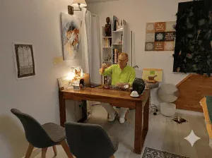 Marc Sourice, magnétiseur, dans son cabinet à Oudon lors d'une séance de magnétisme à distance sur photographie